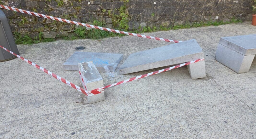 Sansepolcro divelta e distrutta la panchina a Porta Fiorentina