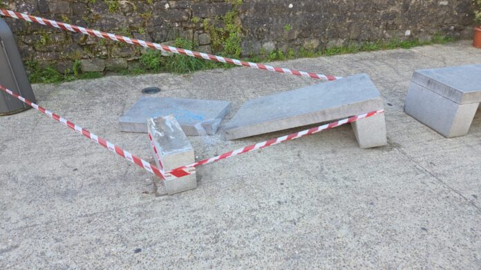 Sansepolcro divelta e distrutta la panchina a Porta Fiorentina