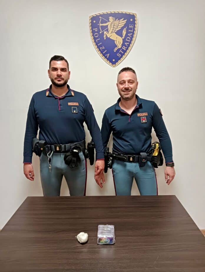 Hashish e cocaina in macchina, arrestato in A1 dalla Polizia Stradale