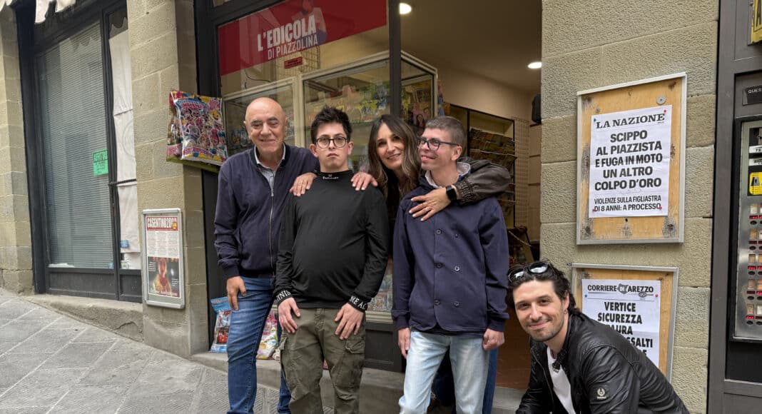 Due nuovi volontari all’edicola di Piazzolina, nel centro di Bibbiena