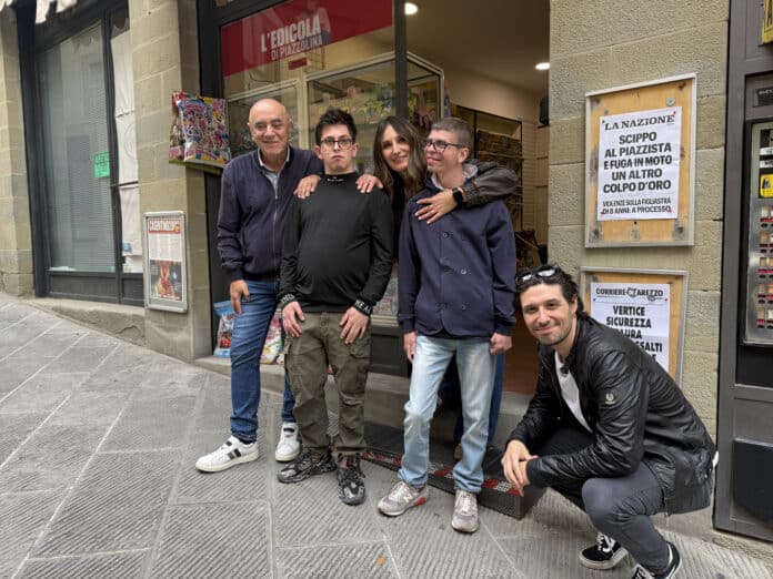 Due nuovi volontari all’edicola di Piazzolina, nel centro di Bibbiena