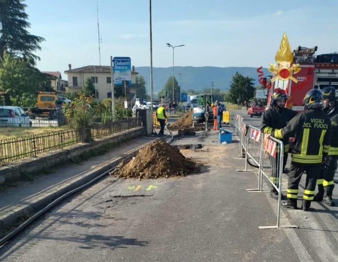 Poppi, rottura di un tubo del gas: chiusa la SR 70 per lavori