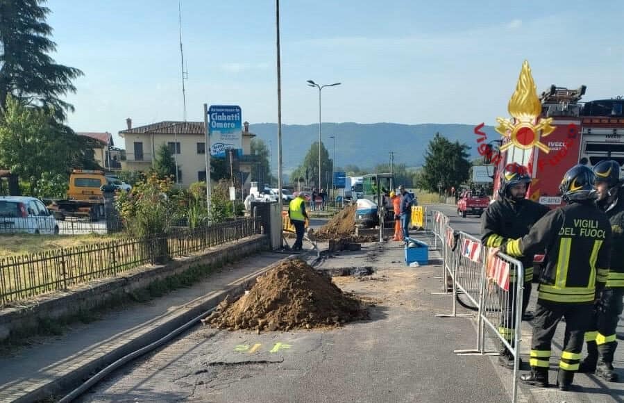 Poppi, rottura di un tubo del gas: chiusa la SR 70 per lavori