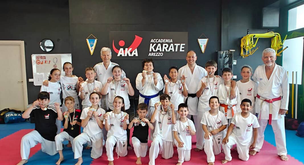 AREZZO – L’A.K.A. - Accademia Karate Arezzo vince la Coppa Toscana Giovanissimi. L’importante manifestazione giovanile di karate rivolta alle categorie da Under6 a Under12 ha visto trionfare la società aretina guidata dai Maestri Enzo Bertocci e Roberto Petrini che, con ventiquattro atleti e con un totale di ventisei medaglie, è risultata la migliore in assoluto della regione. La prova è stata organizzata dal Comitato Regionale Toscana - Settore Karate della FIJLKAM nella fiorentina Certaldo con oltre duecento bambini e bambine che si sono messi alla prova tra varie specialità quali Kumite - Combattimento, Kata - Forme, Percorso e Gioco Tecnico del Palloncino e, in questo contesto d’eccezione, l’A.K.A. è risultata assoluta protagonista con quattordici ori, tre argenti e nove bronzi. La soddisfazione di centrare un doppio oro in Kumite e Gioco Tecnico del Palloncino è stata vissuta da Vittoria Farini, Adele Galletti, Marvin Jasari, Gregorio Passalacqua e Niccolò Zei, poi a salire sul gradino più alto del podio sono stati anche Rayan Caneschi con l’oro nel Gioco del Palloncino e il bronzo nel Kumite, e Denise Formichella, Cristian Nicchi e Riccardo Zei che hanno tutti meritato l’oro nel Kumite e il bronzo nel Gioco Tecnico del Palloncino. La Coppa Toscana Giovanissimi ha visto festeggiare anche Massimo Bardazzi con l’argento nel Gioco Tecnico del Palloncino e il bronzo nel Kata, Davide Ercolani con l’argento nel Kumite e il bronzo nel Gioco Tecnico del Palloncino, Johan Geers con l’argento nel Kumite, Elver Jasari con l’argento nel Kumite, Francesco Rubechi con due bronzi nel Gioco Tecnico del Palloncino e nel Percorso, Tommaso Casamassima con il bronzo nel Gioco Tecnico del Palloncino, Dylan Bartoli con il bronzo nel Kumite e Filippo De Luca con il bronzo nel Kumite. Ai piazzamenti sul podio si aggiungono anche tre quinti posti, sei settimi posti e cinque undicesimi posti che hanno contribuito al punteggio finale con cui l’A.K.A. è risultata la prima società tra ventuno realtà presenti da tutta la regione. La compagine aretina alla Coppa Toscana Giovanissimi ha fatto affidamento anche sulla presenza di Andrea De Coro come ufficiale di gara che ha dimostrato serietà e competenza nell’arbitraggio, inoltre la partecipazione alla manifestazione è stata sostenuta dagli sponsor ArezzoRecupera di Alessandro Nicchi, DLP Termoidraulica di Marco e Rossano Dini, Clean Tech Studio di Cesare Moretti e Panificio Fratelli Pierozzi. «La gara ha impegnato i nostri atleti dalla prima mattina al tardo pomeriggio - commenta il Maestro Bertocci, - in una vera e propria maratona di combattimenti ed esercizi dove abbiamo dimostrato preparazione e carattere, ma anche serenità e passione. Un ringraziamento particolare va alle famiglie che hanno accompagnato i figli alla manifestazione e che hanno condiviso e festeggiato i successi di tutti. Questi risultati sono motivo d’orgoglio e stimolo nel continuare il percorso di crescita dei nostri giovani atleti per formarli come sportivi ma anche come persone capaci di affrontare le sfide con impegno, rispetto e determinazione».