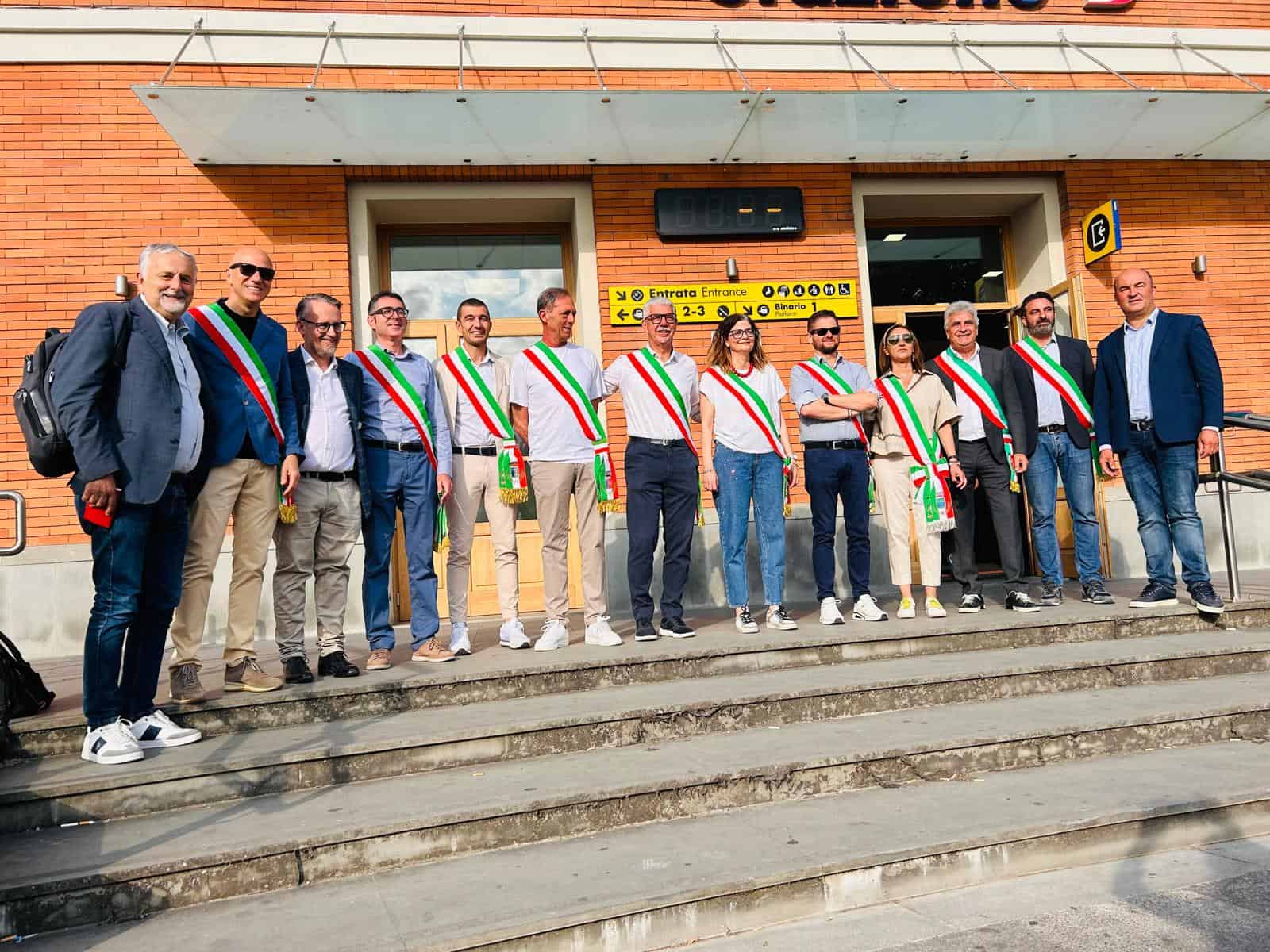Flash‑mob dei sindaci Valdarno a sostegno dei pendolari della vallata