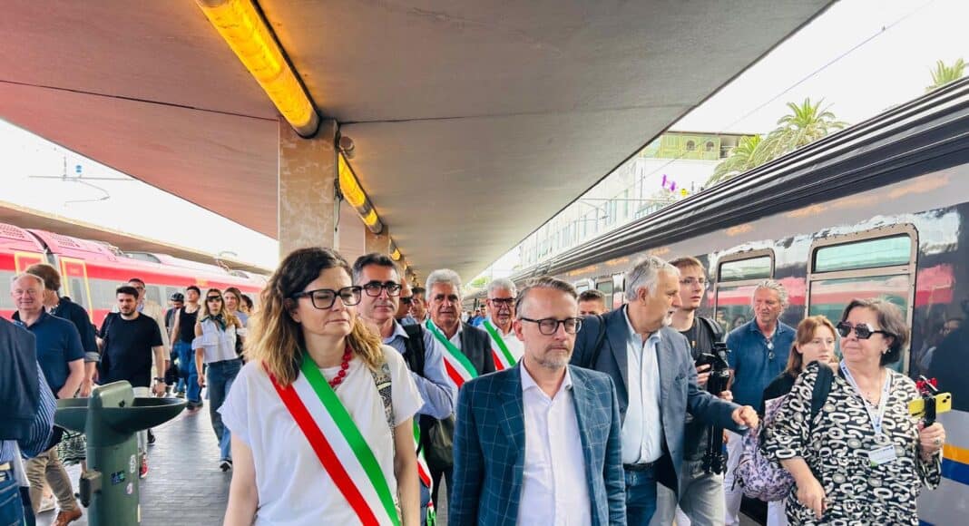 Flash‑mob dei sindaci Valdarno a sostegno dei pendolari della vallata