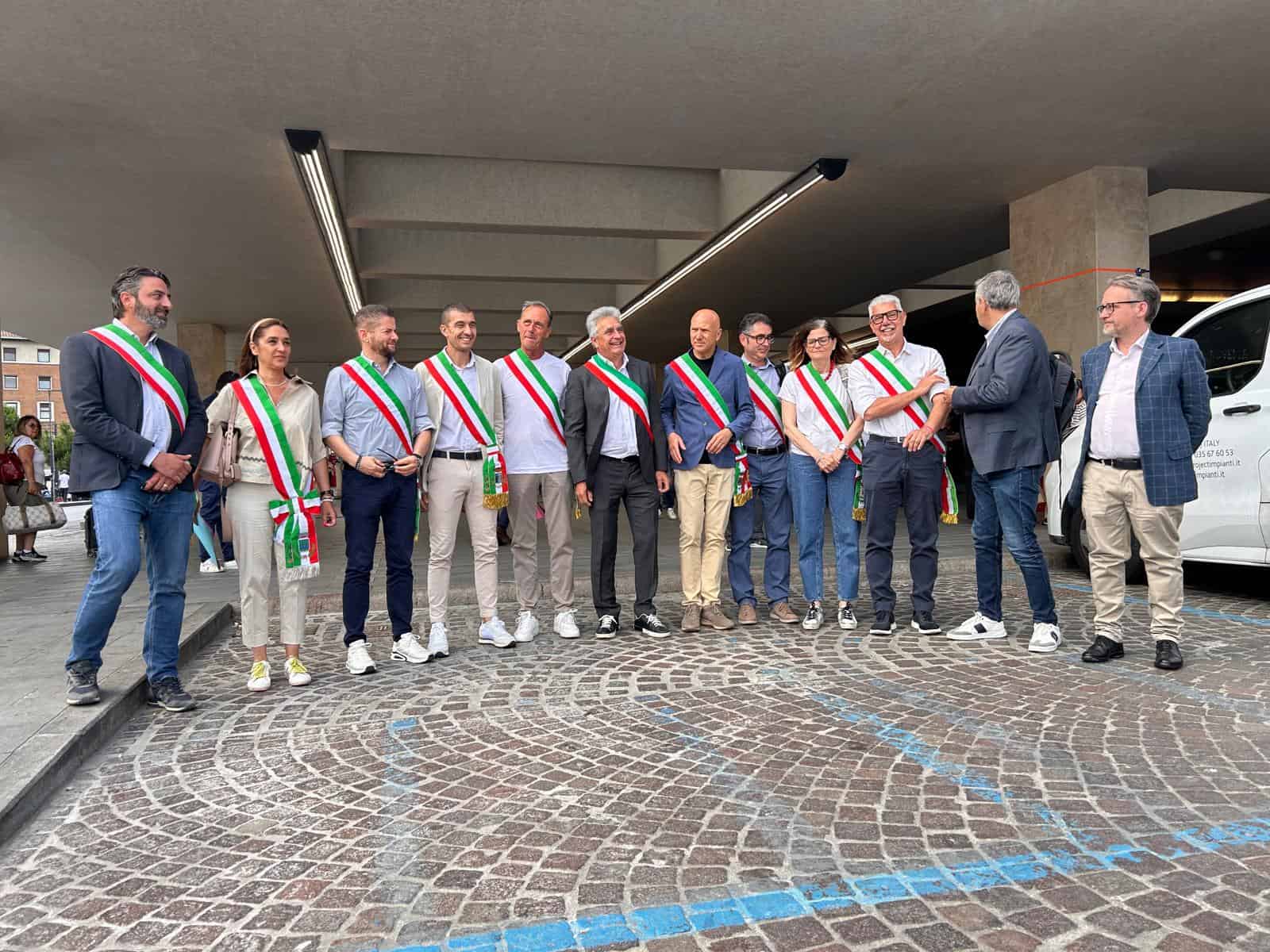Flash‑mob dei sindaci Valdarno a sostegno dei pendolari della vallata
