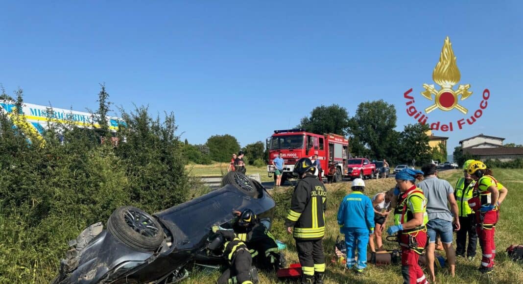 Incidente stradale a Poppi ragazza estratta da auto ribaltata