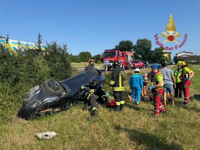 Incidente stradale a Poppi ragazza estratta da auto ribaltata
