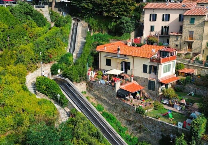 Cortona, ampliamento dell’orario scale mobili