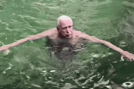 Eugenio Giani tuffo nel Ciuffenna