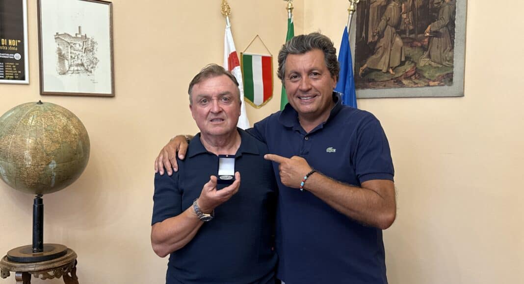 Il Sindaco premia l'allenatore Roberto Gallastroni per i suoi successi