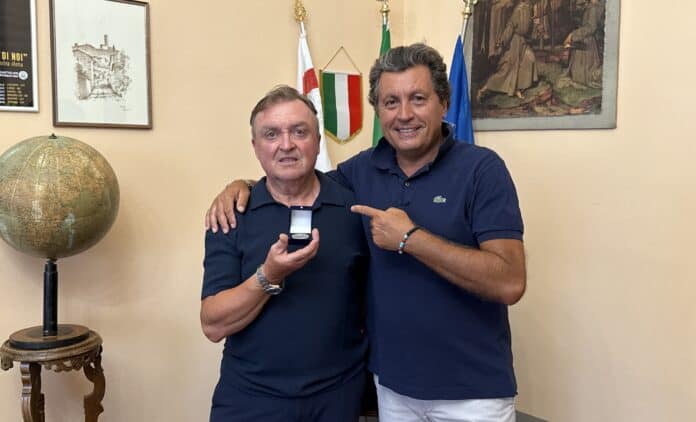 Il Sindaco premia l'allenatore Roberto Gallastroni per i suoi successi