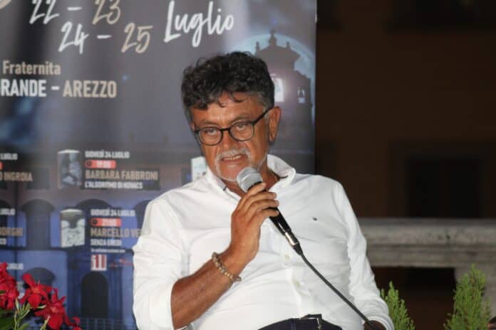 Marcello Veneziani fa il pienone in piazza Grande