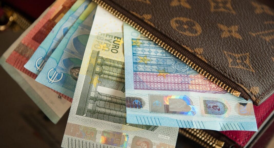 Castiglion Fiorentino, turista restituisce un borsello smarrito