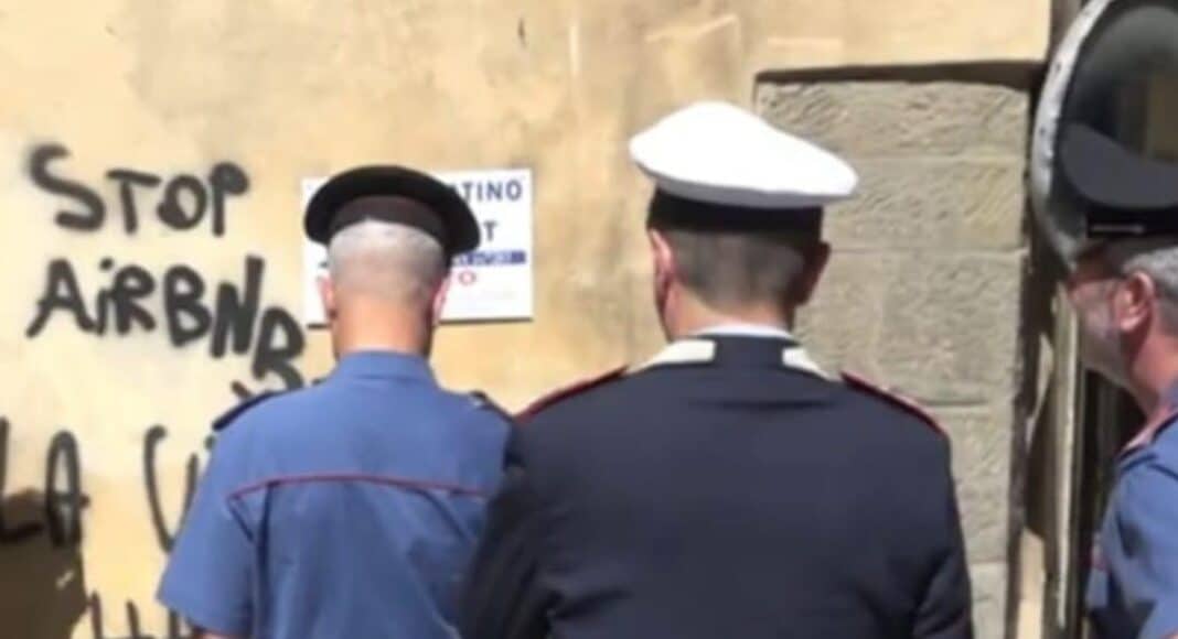 Scritte sui muri con vernice spray nel centro di Cortona 2 denunciati