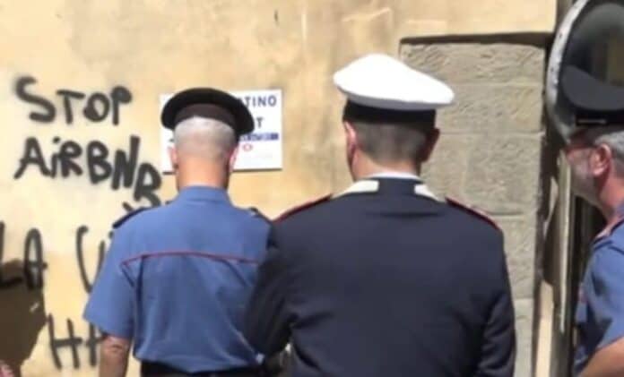 Scritte sui muri con vernice spray nel centro di Cortona 2 denunciati