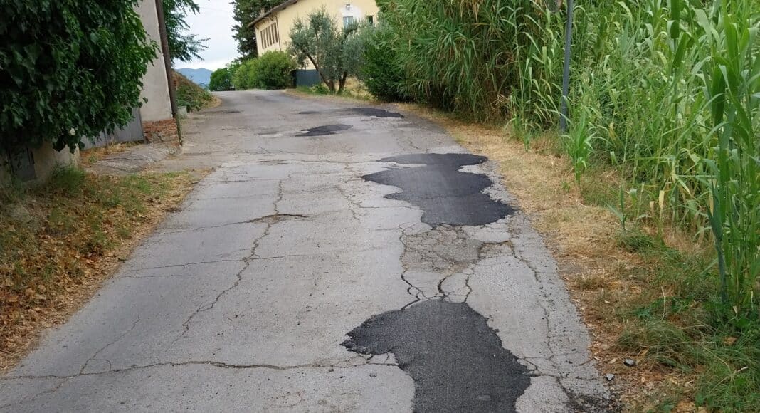 Via stretta del Camposanto di Arezzo coperte le grandi buche