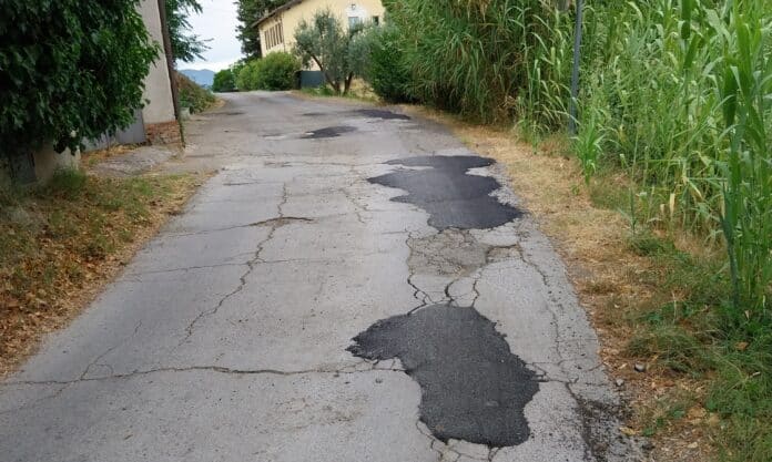 Via stretta del Camposanto di Arezzo coperte le grandi buche