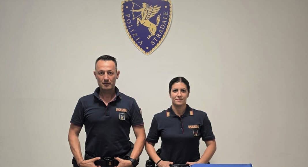 Hashish nascosto nella borsa frigo, due giovani arrestati in A1