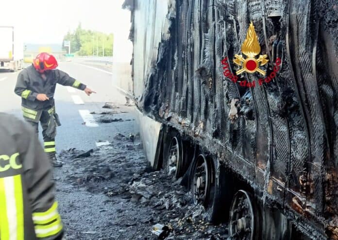 Incendio di un mezzo pesante sull’autostrada A1 a Reggello