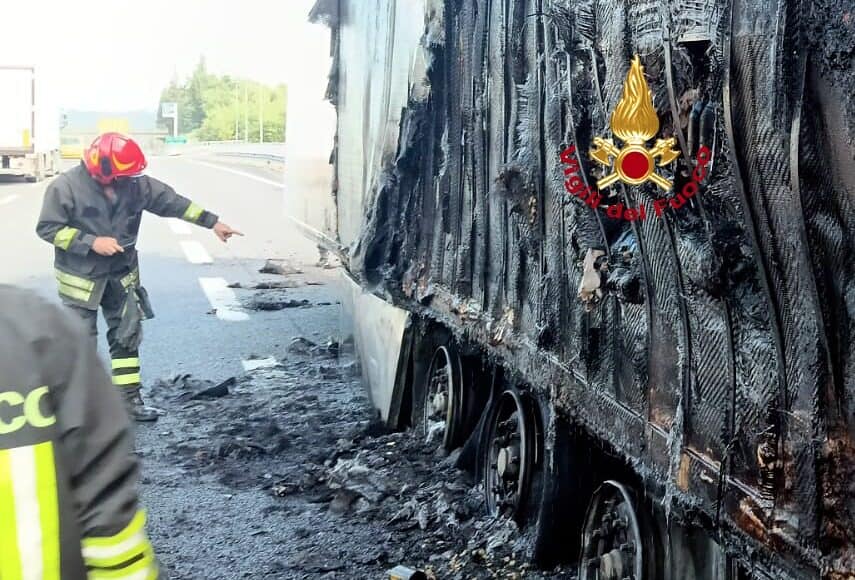 Incendio di un mezzo pesante sull’autostrada A1 a Reggello