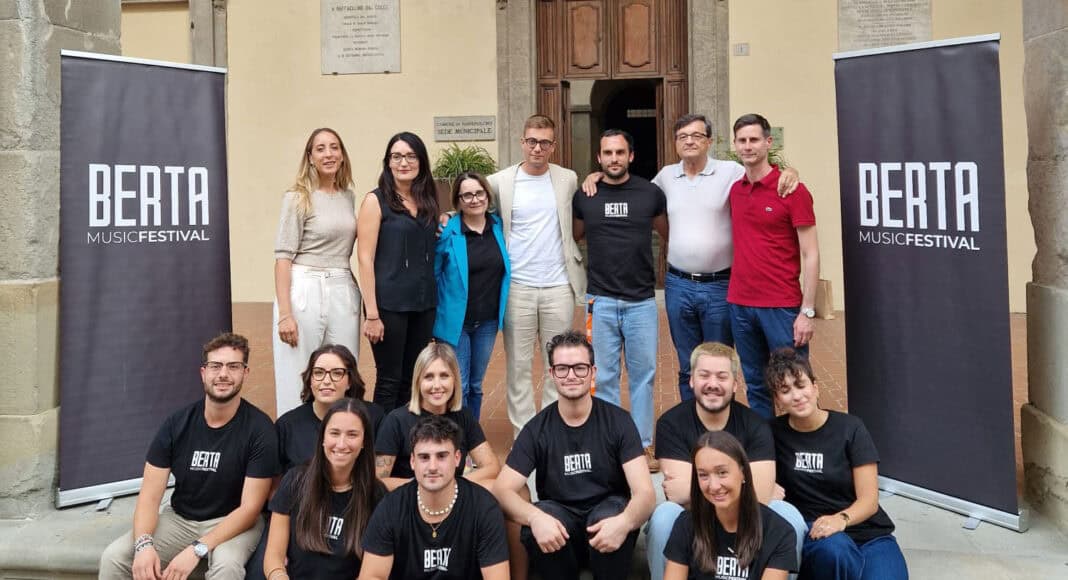 Gruppo di giovani partecipanti al BERTA Music Festival ad Arezzo.