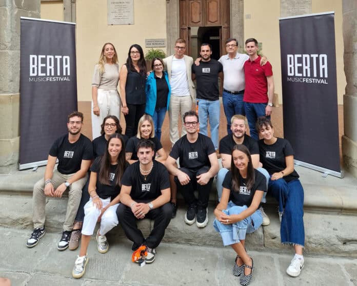 Gruppo di giovani partecipanti al BERTA Music Festival ad Arezzo.