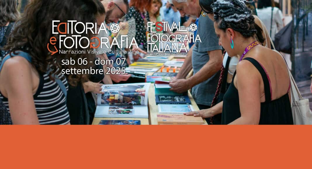 Passeggiata tra stand di libri alla Festa della Fotografia Italiana a Arezzo, evento culturale e fotografico settembre 2025.
