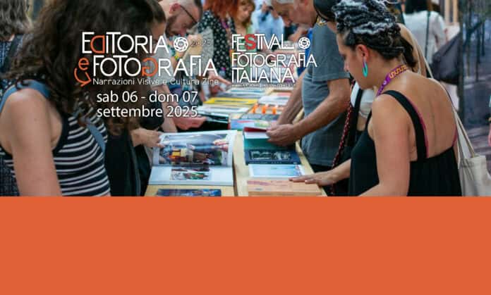 Passeggiata tra stand di libri alla Festa della Fotografia Italiana a Arezzo, evento culturale e fotografico settembre 2025.