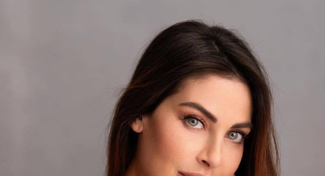 Bellissima donna con capelli castani e occhi azzurri, ritratto in primo piano, look naturale e tatuaggi visibili sulle braccia, foto di moda ed estetica.