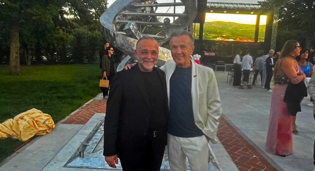 Lo scultore aretino Alessandro Marrone omaggia Pupo con una sua opera