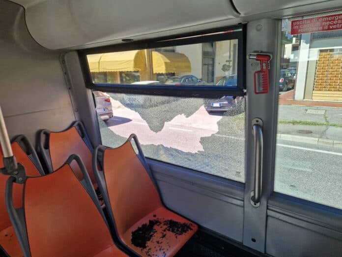 Atto vandalico a bordo di un bus di Arezzo