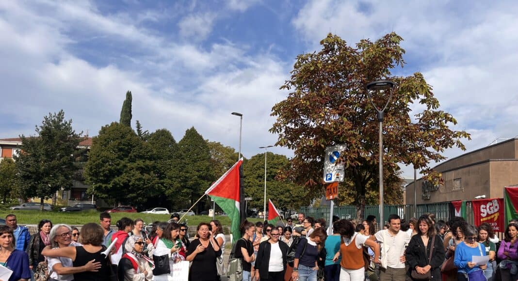 Presidio davanti all'ospedale San Donato per Gaza