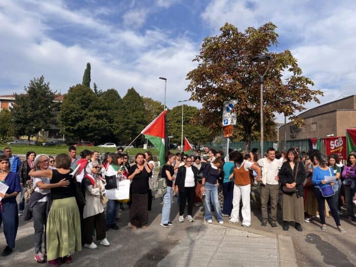 Presidio davanti all'ospedale San Donato per Gaza