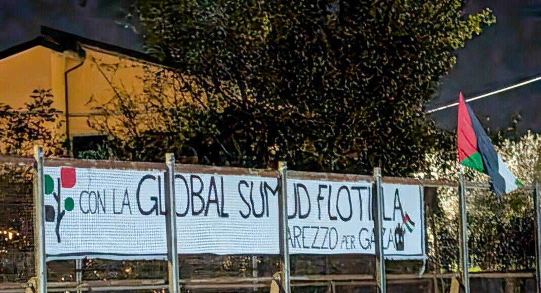Striscione sul cavalcavia del raccordo autostradale per Gaza