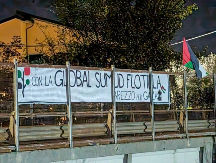 Striscione sul cavalcavia del raccordo autostradale per Gaza