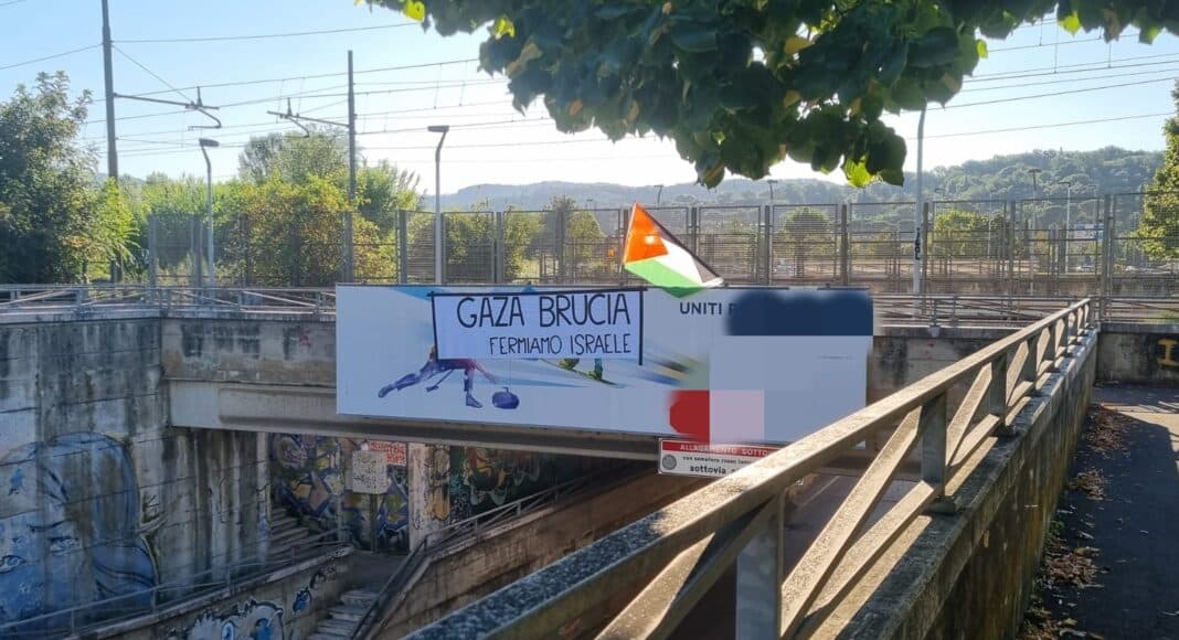 via Arno ad Arezzo la bandiera palestinese