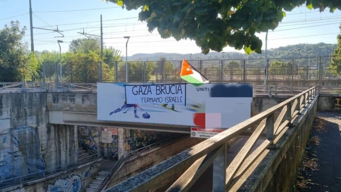 via Arno ad Arezzo la bandiera palestinese