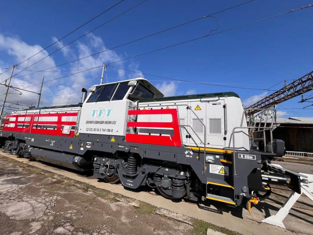 TFT amplia la flotta merci: presentata la locomotiva EffiShunter 1000
