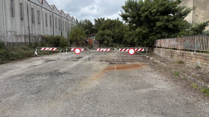 Bibbiena: area pubblica occupata illegalmente da scarti di lavorazioni