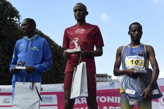 podio Maschile_Maratonina Città di Arezzo vince il burundiano Niyomukiza Maratonina Città di Arezzo vince il burundiano Niyomukiza