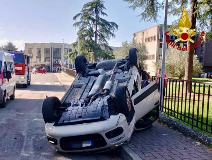 vvf-auto-ribaltata vvf-auto-ribaltata