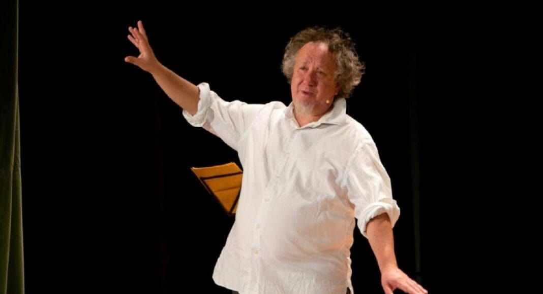 Il comico Andrea Kaemmerle sul palco del Virginian