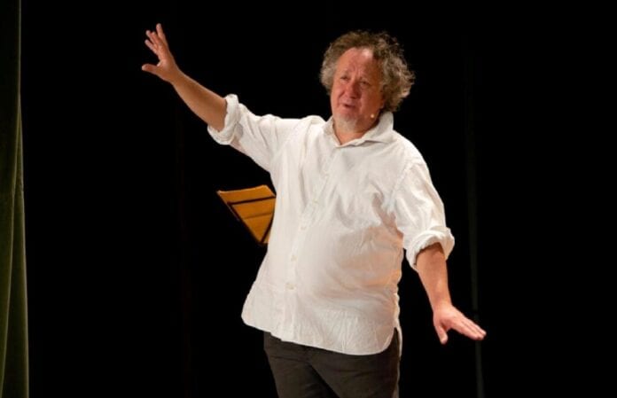 Il comico Andrea Kaemmerle sul palco del Virginian