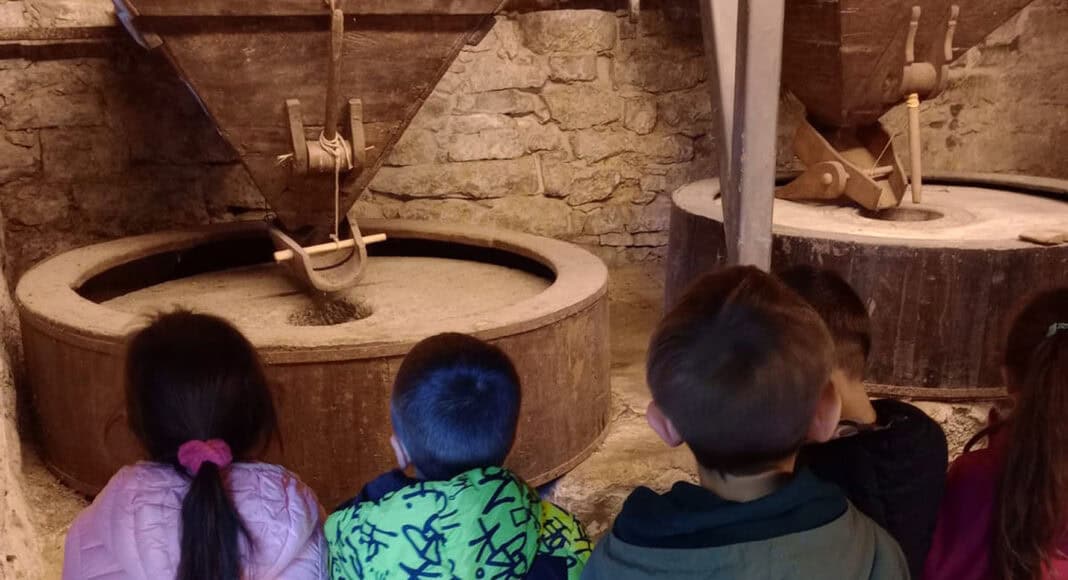 I bambini delle scuole in visita al Mulino di Morino di Raggiolo