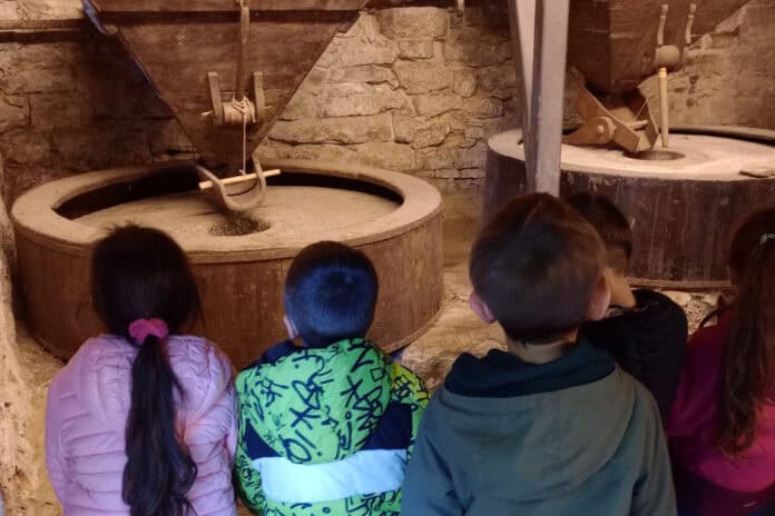 I bambini delle scuole in visita al Mulino di Morino di Raggiolo