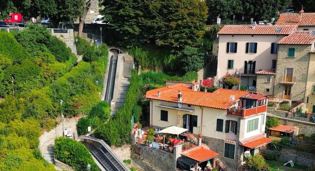 Cortona, ok al progetto per la copertura delle scale mobili