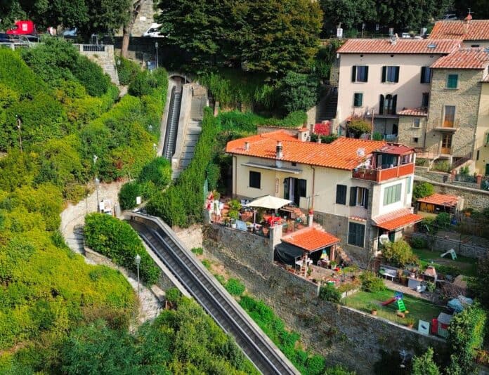 Cortona, ok al progetto per la copertura delle scale mobili