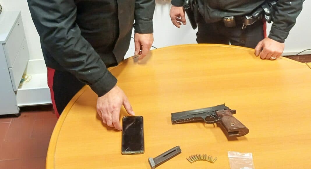 Foiano della Chiana: possesso di droga e di una pistola